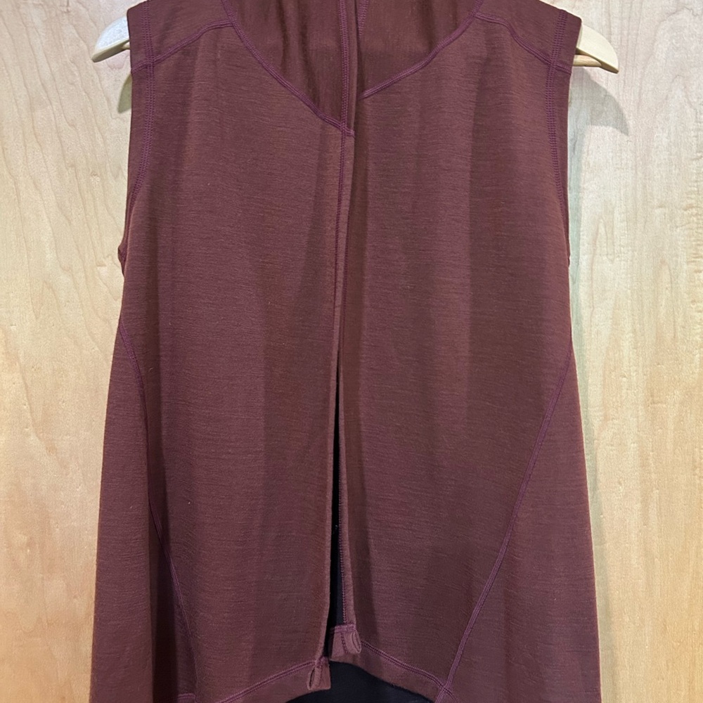 Ibex Women's Sleeveless Merino Vest - Burgundy/reversible